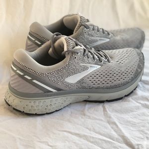 Brooks Ghost 11 Women’s Sneakers Size 9
